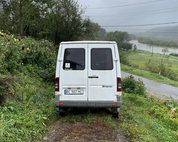 Белый Мерседес Sprinter, объемом двигателя 2.1 л и пробегом 300 тыс. км за 7100 $, фото 1 на Automoto.ua