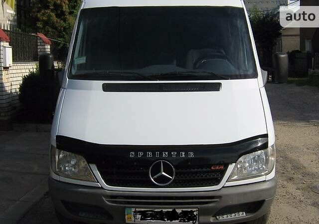 Белый Мерседес Sprinter, объемом двигателя 2.2 л и пробегом 330 тыс. км за 8000 $, фото 1 на Automoto.ua
