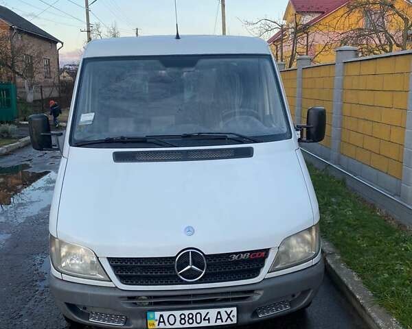 Белый Мерседес Sprinter, объемом двигателя 2.2 л и пробегом 547 тыс. км за 8000 $, фото 1 на Automoto.ua