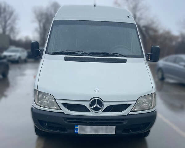 Белый Мерседес Sprinter, объемом двигателя 2.2 л и пробегом 300 тыс. км за 9500 $, фото 1 на Automoto.ua