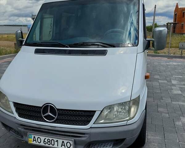 Белый Мерседес Sprinter, объемом двигателя 2.2 л и пробегом 550 тыс. км за 10500 $, фото 1 на Automoto.ua