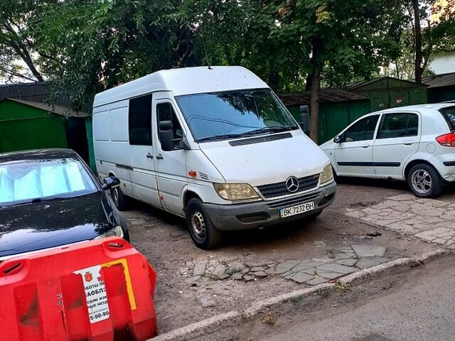 Белый Мерседес Sprinter, объемом двигателя 2.1 л и пробегом 324 тыс. км за 9000 $, фото 1 на Automoto.ua