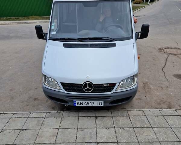 Белый Мерседес Sprinter, объемом двигателя 2.2 л и пробегом 230 тыс. км за 10700 $, фото 1 на Automoto.ua