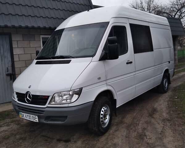 Белый Мерседес Sprinter, объемом двигателя 2.1 л и пробегом 380 тыс. км за 9000 $, фото 1 на Automoto.ua