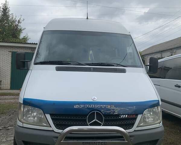 Белый Мерседес Sprinter, объемом двигателя 2.2 л и пробегом 497 тыс. км за 10500 $, фото 1 на Automoto.ua
