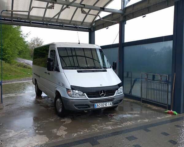 Белый Мерседес Sprinter, объемом двигателя 2.69 л и пробегом 350 тыс. км за 8000 $, фото 1 на Automoto.ua