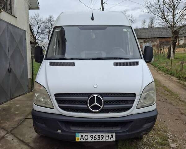 Белый Мерседес Sprinter, объемом двигателя 2.2 л и пробегом 289 тыс. км за 10500 $, фото 1 на Automoto.ua