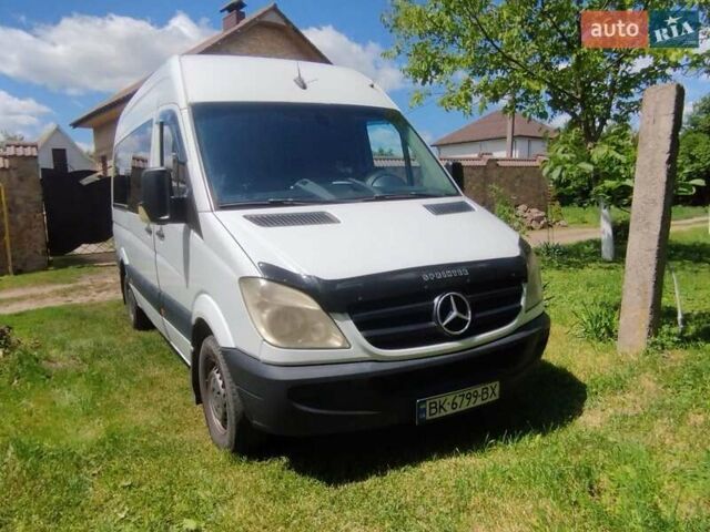 Белый Мерседес Sprinter, объемом двигателя 2.1 л и пробегом 704 тыс. км за 11950 $, фото 1 на Automoto.ua