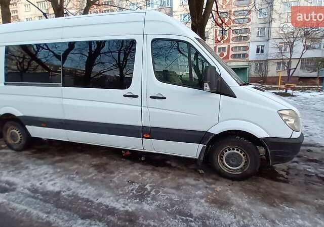 Белый Мерседес Sprinter, объемом двигателя 2.2 л и пробегом 300 тыс. км за 9000 $, фото 1 на Automoto.ua