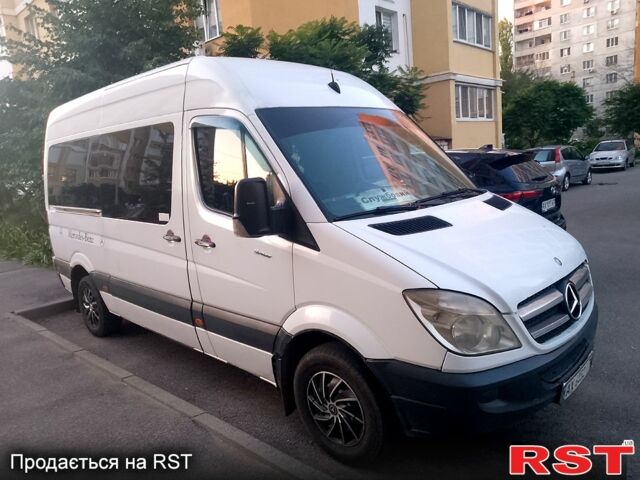 Белый Мерседес Sprinter, объемом двигателя 2.2 л и пробегом 420 тыс. км за 10000 $, фото 1 на Automoto.ua