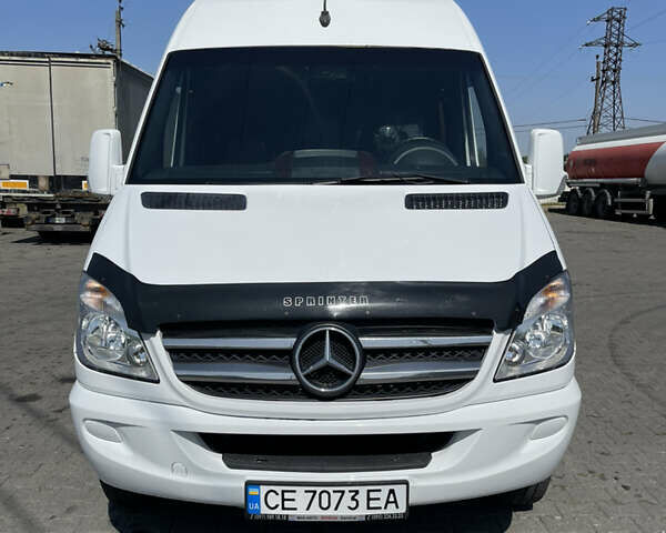 Белый Мерседес Sprinter, объемом двигателя 3 л и пробегом 490 тыс. км за 27297 $, фото 1 на Automoto.ua