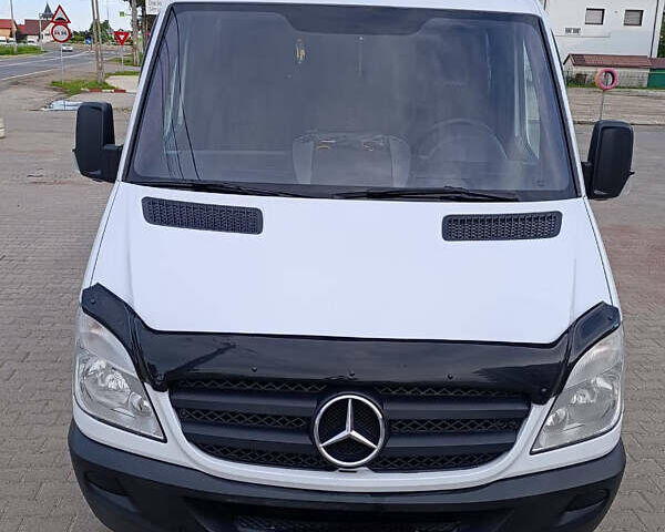 Белый Мерседес Sprinter, объемом двигателя 2.2 л и пробегом 325 тыс. км за 17532 $, фото 1 на Automoto.ua