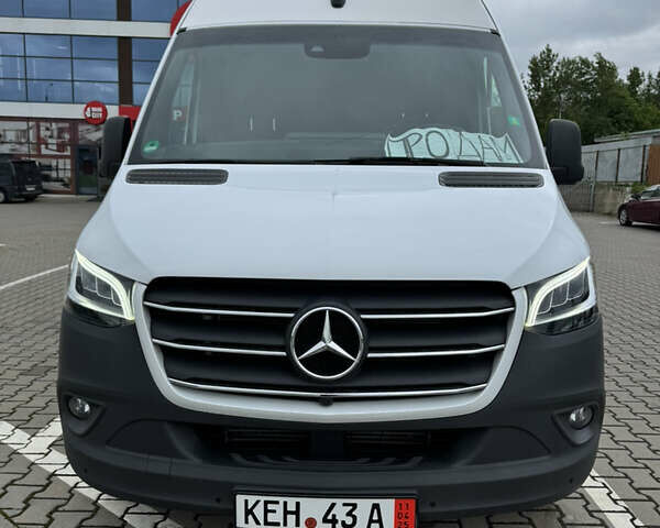Белый Мерседес Sprinter, объемом двигателя 2.99 л и пробегом 136 тыс. км за 68624 $, фото 1 на Automoto.ua
