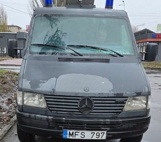 Черный Мерседес Sprinter, объемом двигателя 0 л и пробегом 300 тыс. км за 5434 $, фото 1 на Automoto.ua