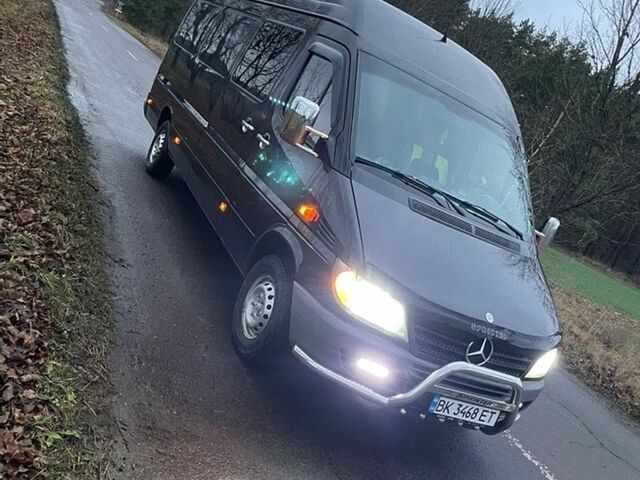 Черный Мерседес Sprinter, объемом двигателя 2.15 л и пробегом 370 тыс. км за 12500 $, фото 1 на Automoto.ua