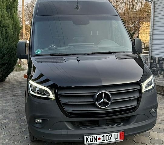 Черный Мерседес Sprinter, объемом двигателя 2.14 л и пробегом 172 тыс. км за 28731 $, фото 1 на Automoto.ua