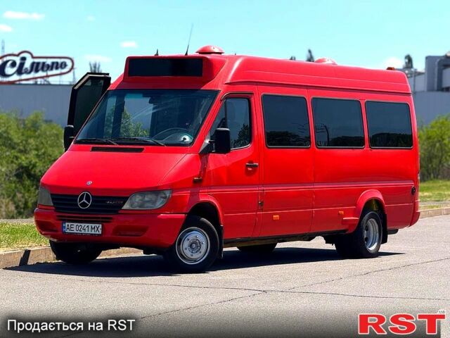 Красный Мерседес Sprinter, объемом двигателя 2.2 л и пробегом 716 тыс. км за 9800 $, фото 1 на Automoto.ua