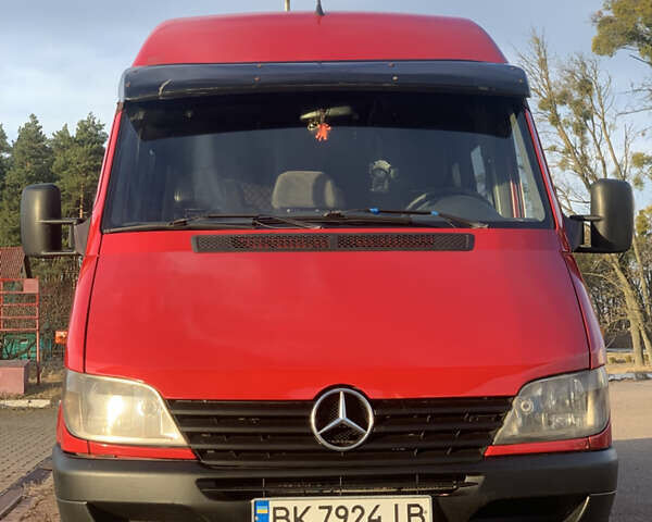 Красный Мерседес Sprinter, объемом двигателя 2.15 л и пробегом 270 тыс. км за 8000 $, фото 1 на Automoto.ua