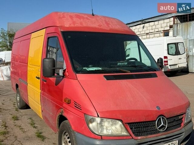 Красный Мерседес Sprinter, объемом двигателя 2.69 л и пробегом 915 тыс. км за 5800 $, фото 1 на Automoto.ua