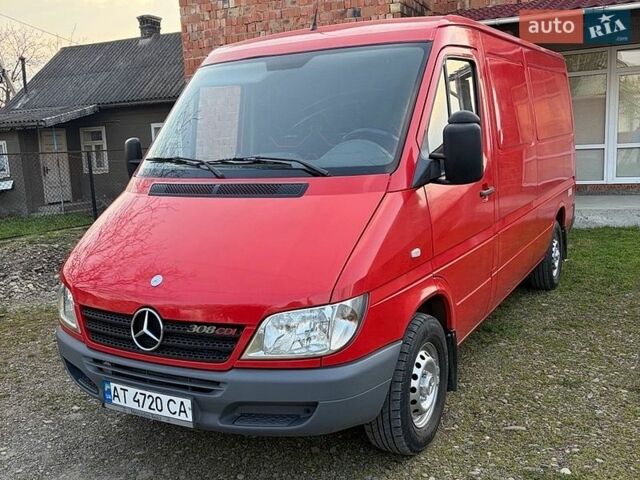 Красный Мерседес Sprinter, объемом двигателя 2.15 л и пробегом 417 тыс. км за 9500 $, фото 1 на Automoto.ua