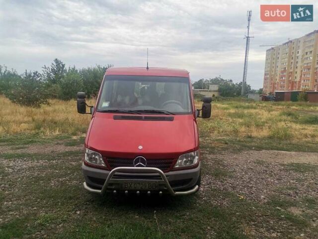 Красный Мерседес Sprinter, объемом двигателя 2.15 л и пробегом 220 тыс. км за 9800 $, фото 1 на Automoto.ua
