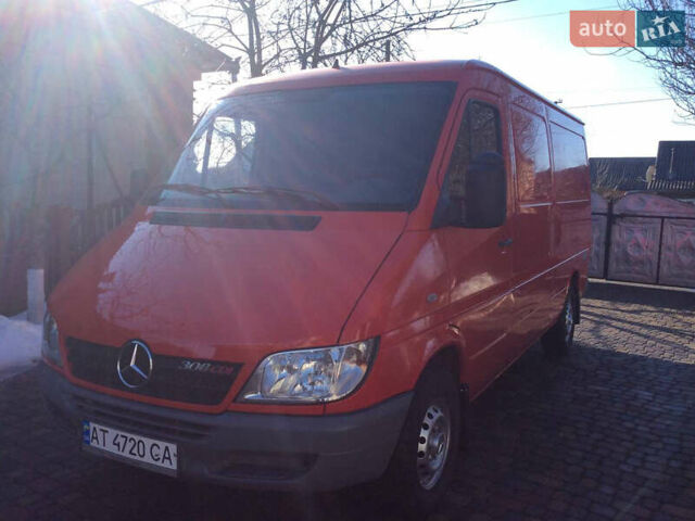 Красный Мерседес Sprinter, объемом двигателя 2.1 л и пробегом 417 тыс. км за 9900 $, фото 1 на Automoto.ua