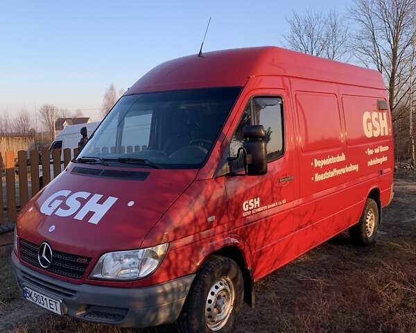 Красный Мерседес Sprinter, объемом двигателя 2.15 л и пробегом 465 тыс. км за 9800 $, фото 1 на Automoto.ua