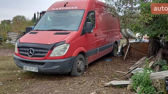 Красный Мерседес Sprinter, объемом двигателя 2.2 л и пробегом 396 тыс. км за 12000 $, фото 1 на Automoto.ua