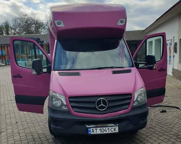 Красный Мерседес Sprinter, объемом двигателя 2.14 л и пробегом 480 тыс. км за 15200 $, фото 1 на Automoto.ua