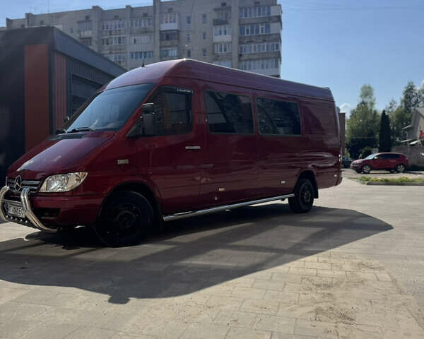 Красный Мерседес Sprinter, объемом двигателя 2.7 л и пробегом 80 тыс. км за 15999 $, фото 1 на Automoto.ua