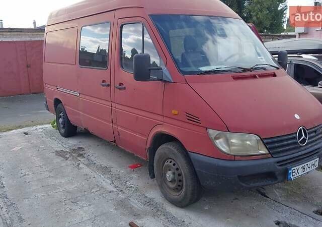 Красный Мерседес Sprinter, объемом двигателя 2.2 л и пробегом 390 тыс. км за 6500 $, фото 1 на Automoto.ua