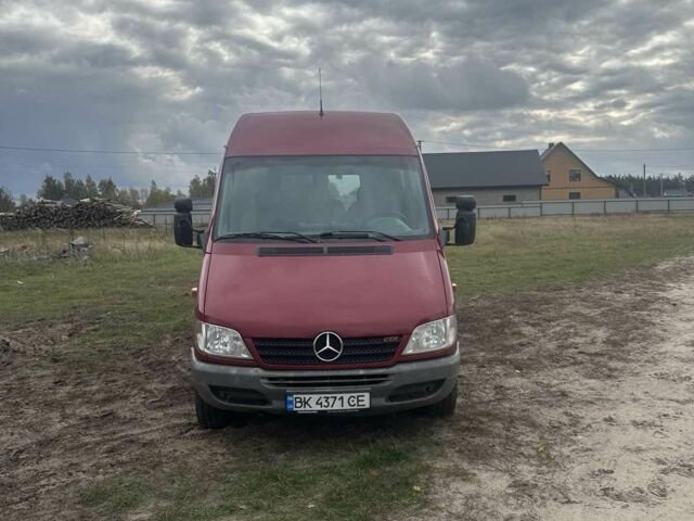 Красный Мерседес Sprinter, объемом двигателя 2.1 л и пробегом 562 тыс. км за 10500 $, фото 1 на Automoto.ua