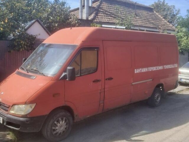 Красный Мерседес Sprinter, объемом двигателя 2.2 л и пробегом 750 тыс. км за 4500 $, фото 1 на Automoto.ua