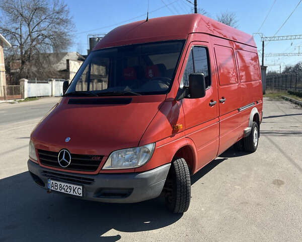 Красный Мерседес Sprinter, объемом двигателя 2.15 л и пробегом 263 тыс. км за 12500 $, фото 1 на Automoto.ua