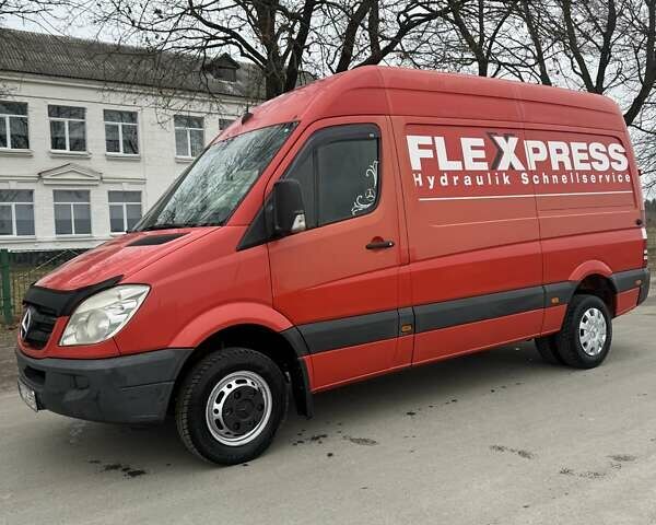 Красный Мерседес Sprinter, объемом двигателя 2.15 л и пробегом 505 тыс. км за 12900 $, фото 1 на Automoto.ua