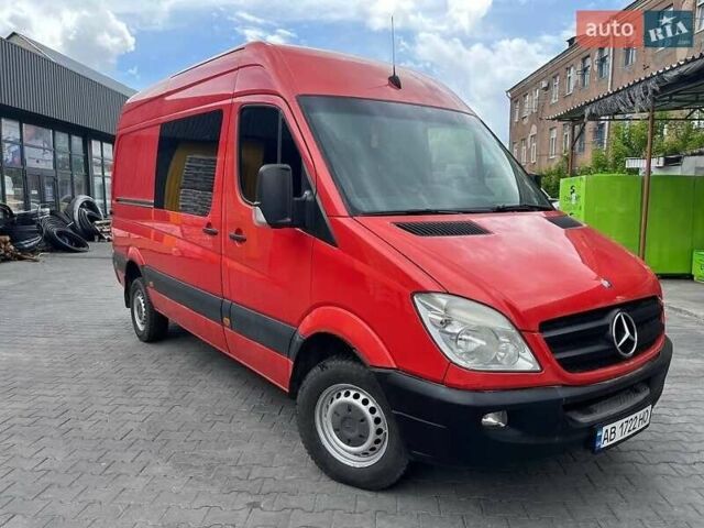Красный Мерседес Sprinter, объемом двигателя 2.1 л и пробегом 403 тыс. км за 12800 $, фото 1 на Automoto.ua
