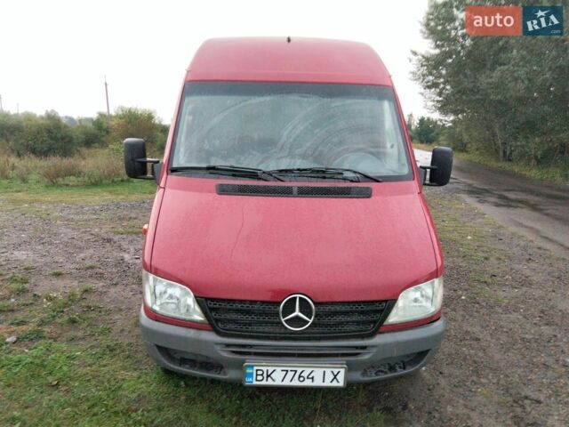 Красный Мерседес Sprinter, объемом двигателя 2.15 л и пробегом 550 тыс. км за 7500 $, фото 1 на Automoto.ua