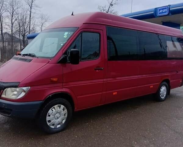 Красный Мерседес Sprinter, объемом двигателя 2.69 л и пробегом 605 тыс. км за 6400 $, фото 1 на Automoto.ua