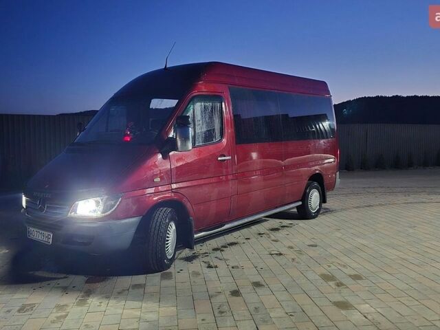 Красный Мерседес Sprinter, объемом двигателя 2.69 л и пробегом 315 тыс. км за 8900 $, фото 1 на Automoto.ua