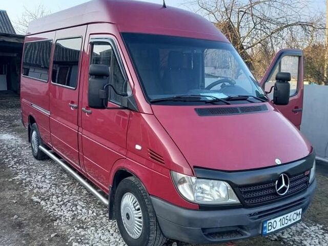 Красный Мерседес Sprinter, объемом двигателя 2.69 л и пробегом 945 тыс. км за 9000 $, фото 1 на Automoto.ua