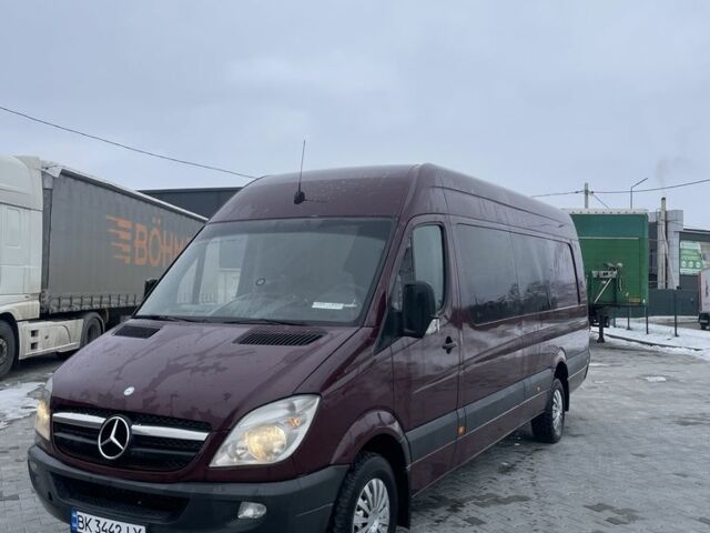 Красный Мерседес Sprinter, объемом двигателя 2.1 л и пробегом 600 тыс. км за 12000 $, фото 1 на Automoto.ua