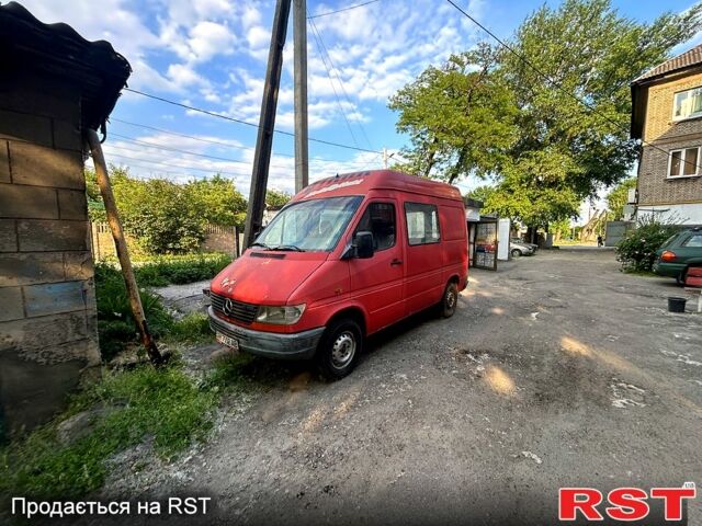 Красный Мерседес Sprinter, объемом двигателя 2.3 л и пробегом 325 тыс. км за 2800 $, фото 1 на Automoto.ua