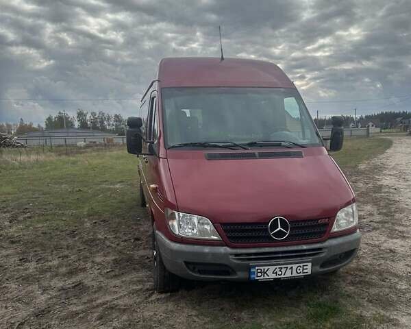 Красный Мерседес Sprinter, объемом двигателя 2.2 л и пробегом 562 тыс. км за 10500 $, фото 1 на Automoto.ua