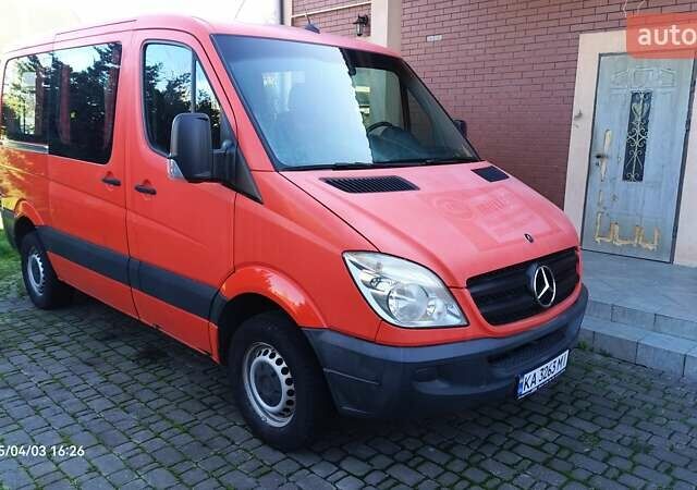Красный Мерседес Sprinter, объемом двигателя 2.15 л и пробегом 243 тыс. км за 9990 $, фото 1 на Automoto.ua