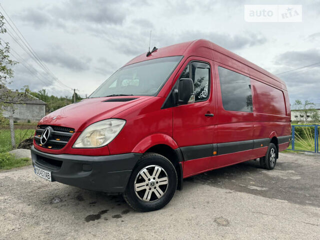 Красный Мерседес Sprinter, объемом двигателя 2.15 л и пробегом 500 тыс. км за 12999 $, фото 1 на Automoto.ua