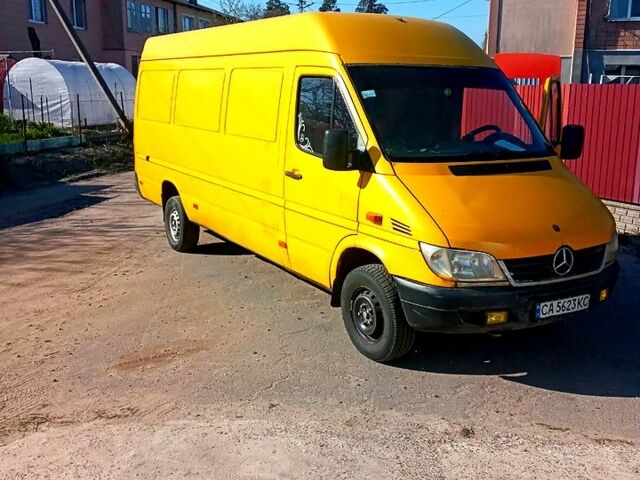 Желтый Мерседес Sprinter, объемом двигателя 2.2 л и пробегом 585 тыс. км за 5300 $, фото 1 на Automoto.ua