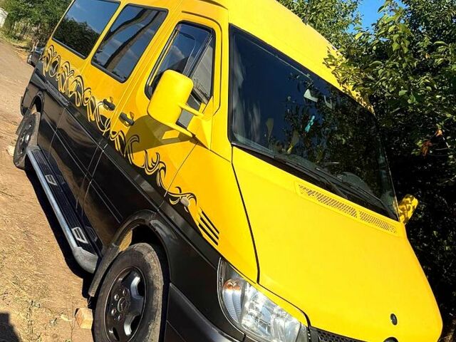 Желтый Мерседес Sprinter, объемом двигателя 2.7 л и пробегом 280 тыс. км за 9700 $, фото 1 на Automoto.ua