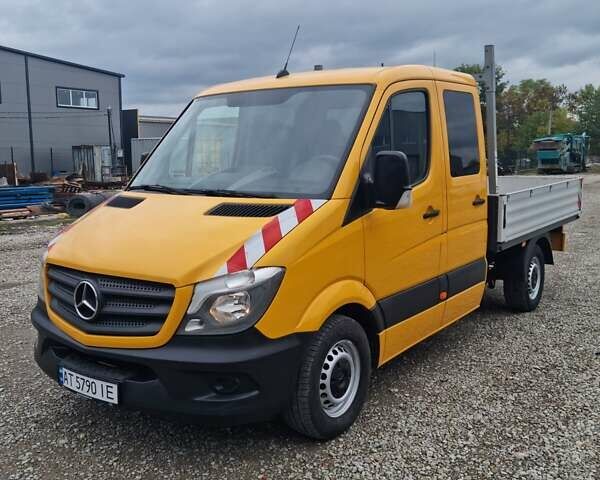 Желтый Мерседес Sprinter, объемом двигателя 2.1 л и пробегом 285 тыс. км за 20300 $, фото 1 на Automoto.ua
