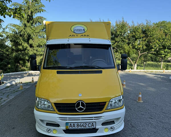 Желтый Мерседес Sprinter, объемом двигателя 2.3 л и пробегом 158 тыс. км за 42000 $, фото 1 на Automoto.ua