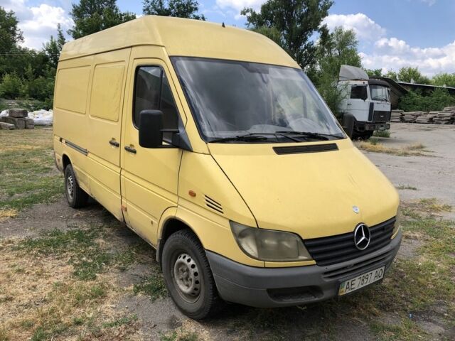 Желтый Мерседес Sprinter, объемом двигателя 2.2 л и пробегом 440 тыс. км за 4700 $, фото 1 на Automoto.ua